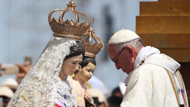 Papa frisa importância da oração neste mês dedicado à Virgem Maria