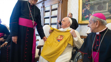 Papa Francisco recebe material do 18º Congresso Eucarístico do Brasil