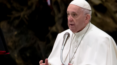 Enfrentar os desafios do nosso tempo com a educação, pede Papa