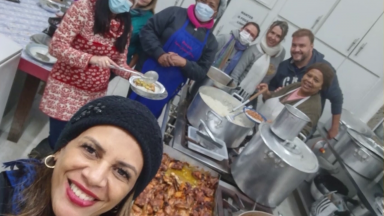 Voluntários prepararam alimentos para pessoas em situação de rua