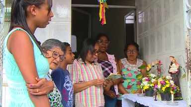 Devotos rezam a trezena de Santo Antônio em Aracaju