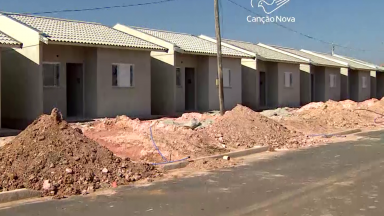 Reportagem mostra as dificuldades na construção da casa própria