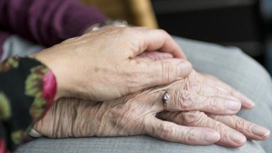 Enfermeira explica como devem ser os cuidados e a proteção aos idosos