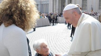 Papa Francisco: rezemos pelos idosos, mestres da ternura 