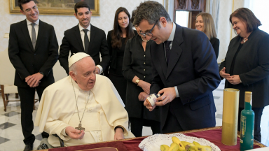 Ministro da Espanha presenteia o Papa com bananas de La Palma