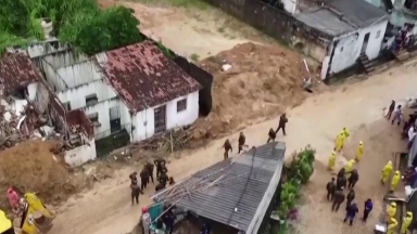 Bombeiros continuam as buscas por vítimas em Pernambuco