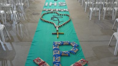 Em Campinas, fiéis montam tapete de Corpus Christi solidário