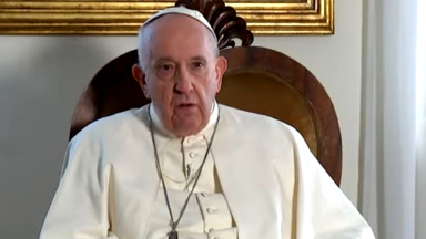 Papa reza pelas famílias: que vivam o amor com gestos concretos