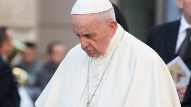 Papa reza pelas vítimas do massacre em uma igreja católica na Nigéria