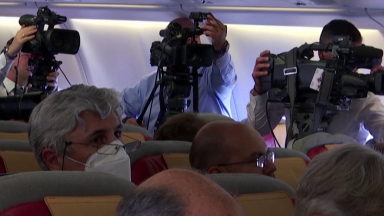 Papa conversa com jornalistas durante voo para o Canadá