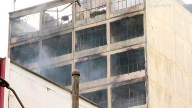 Prédio em SP, após incêndio, corre risco de desabar, dizem bombeiros