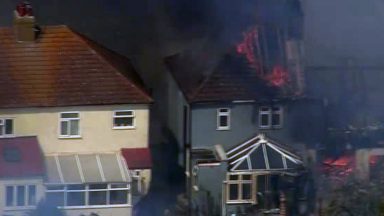 Altas temperaturas na Grã-Bretanha incendeiam casas e jardins
