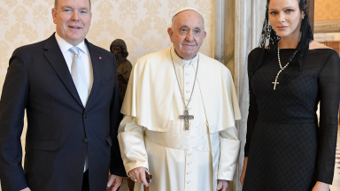 Papa recebe o príncipe Alberto II e a princesa Charlene de Mônaco