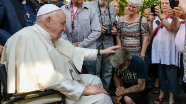 Papa acolhe com carinho os hóspedes do Centro Santo Afonso
