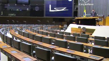 Deputados se concentram para votar textos e liberar parlamentares