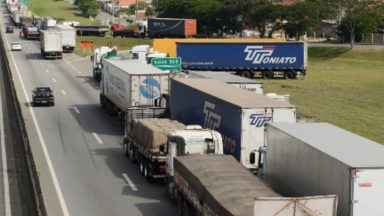 Caminhoneiros passam a receber benefício emergencial