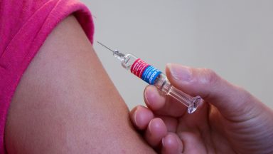 Crianças de até 14 anos deverão passar por atualização de vacinas
