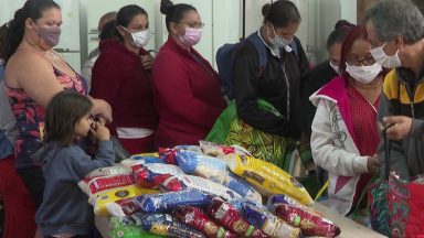 Em SP, paróquia organiza cestas básicas para famílias carentes