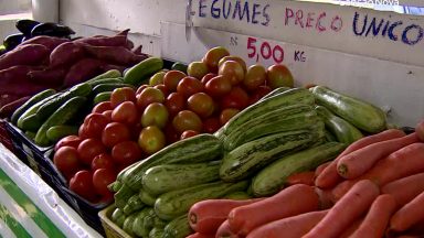 Estebelecimento vende frutas e verduras, mas sem presença de caixa