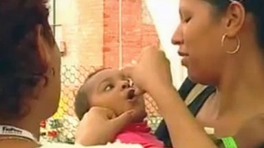 No Brasil todo, começa campanha de vacinação contra poliomelite