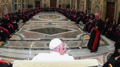 Papa se encontra com novos bispos durante curso de formação
