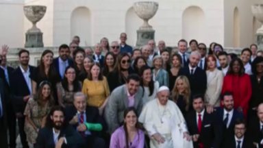 Francisco se encontra com grupo de artistas de influência global