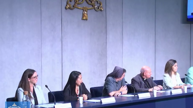 Jovens economistas se encontram com Francisco para debater economia