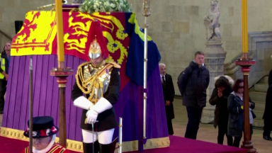 Londrinos velam corpo de Elizabeth II, na Grã-Bretanha