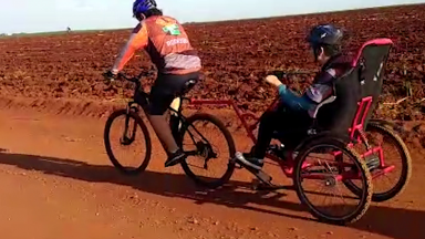 Pela primeira vez, jovem com paralisia cerebral anda de bicicleta