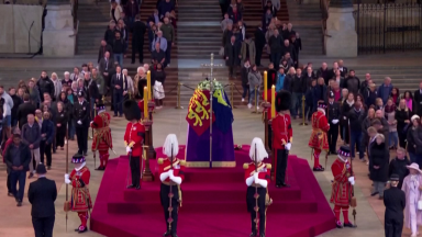 Velório aberto de Elizabeth II chega ao terceiro dia