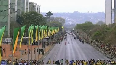 Desfile em comemoração ao Bicentenário reúne multidão na Esplanada