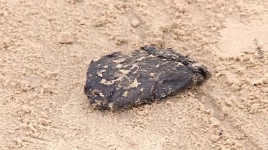Manchas de óleo são encontradas em praias de Aracaju