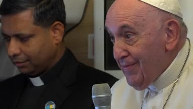 Em voo para Cazaquistão, Papa Francisco saúda jornalistas