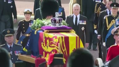 Na sede do parlamento, velório da Rainha Elizabeth II é aberto ao público