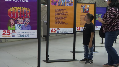 Exposição no metrô de SP conscientiza sobre pessoas com nanismo