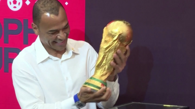 Taça da Copa do Mundo desembarca em solo brasileiro