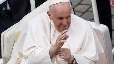 Papa na missa de canonização: a exclusão dos migrantes é criminosa