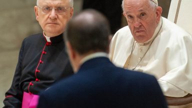 Papa defende economia inclusiva em discurso a empresários