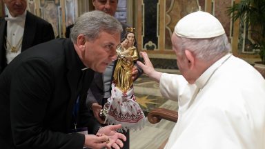 Papa: a santidade brota da vida concreta das comunidades cristãs