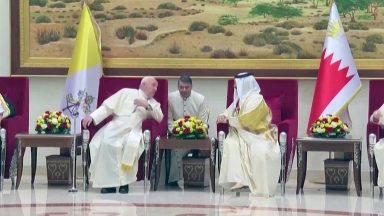 Em Bahrein, em um de seus compromissos, Papa participa de encontro