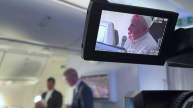 Papa concede entrevista coletiva durante voo para Roma