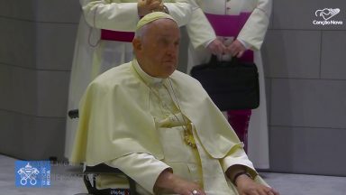 Em encontro ecumênico, Papa Francisco ora pela paz