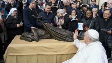 Papa Francisco revela e abençoa escultura dedicada aos sem-teto