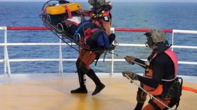 Marinha francesa resgata 230 migrantes no Mediterrâneo