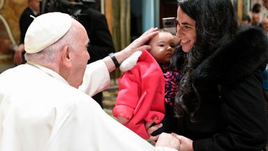 Papa enfatiza cultura do cuidado em audiência com rede de farmacêuticos