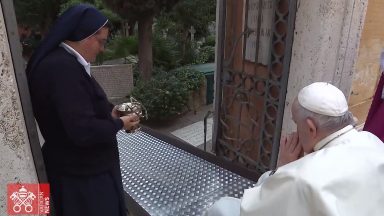 Papa Francisco reza pelos falecidos no Cemitério Teutônico