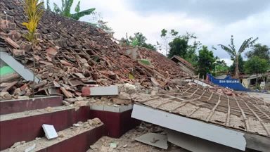 Terremoto de magnitude 5,6 deixa mortos e feridos na Indonésia