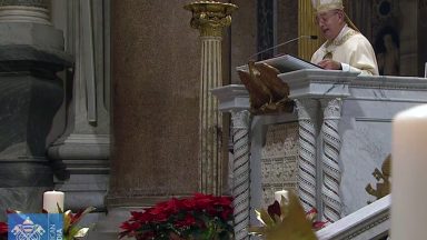 Cardeal Angelo De Donatis preside missa por Bento XVI