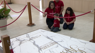 Peregrinos fazem orações no local de sepultamento de Monsenhor Jonas