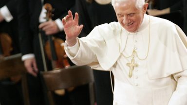 Personalidades do mundo inteiro prestam condolências a Bento XVI